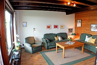 Haustyp Manitou Wohnzimmerbeispiel mit Sitzmöbeln